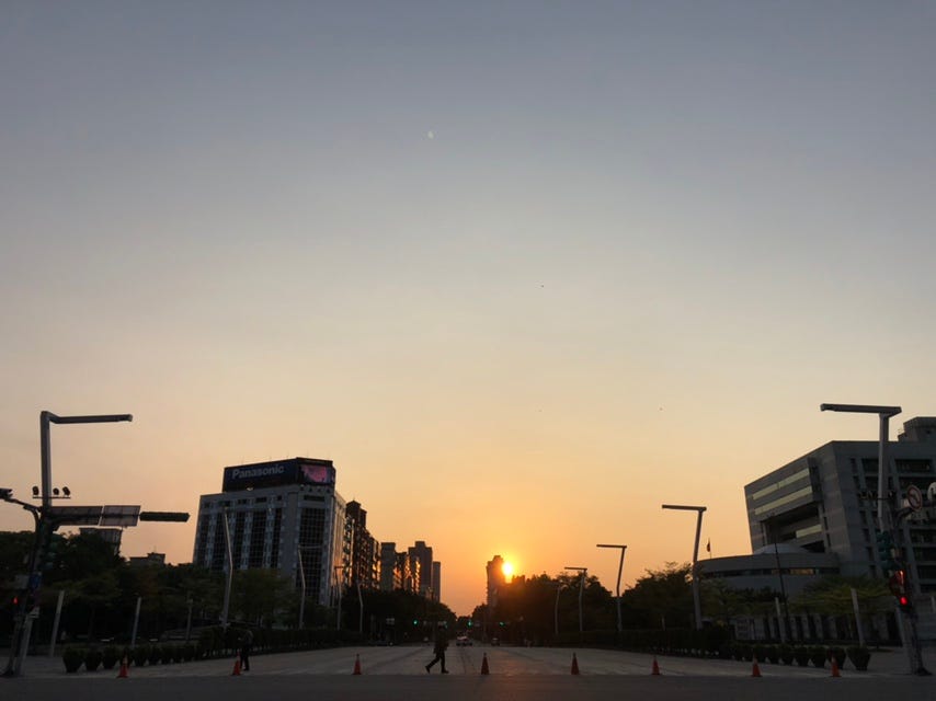 The sunset in front of Taipei City Hall.